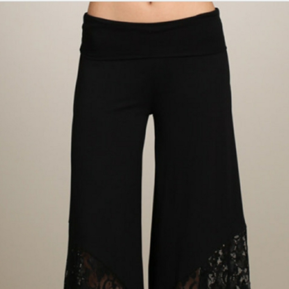 Chatoyant Lace Bottom Gaucho Yoga Pant Medium